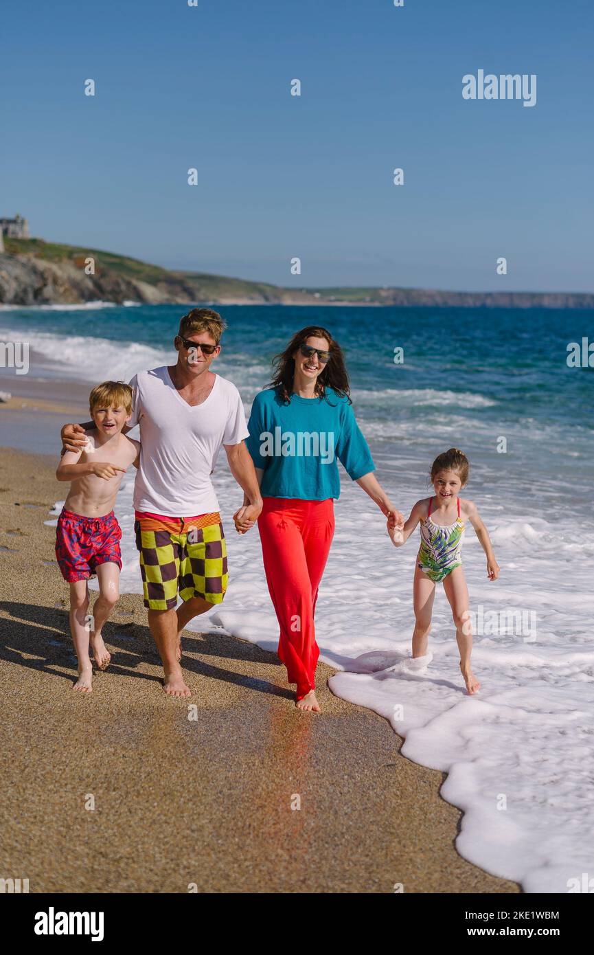 Caratteristica sulle famiglie che vivono a Porthleven, Cornovaglia. Nella foto sono raffigurati Dan e Tryphaena Joel e i loro figli Foto Stock