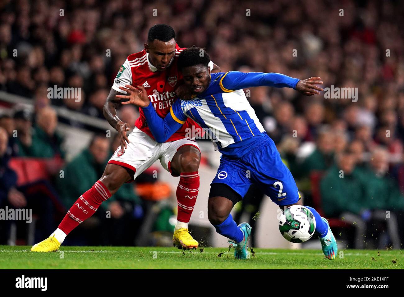 Marquinhos (a sinistra) dell'Arsenal e Tariq Lamptey di Brighton e Hove Albion si battono per la palla durante la partita di terzo turno della Carabao Cup all'Emirates Stadium, Londra. Data immagine: Mercoledì 9 novembre 2022. Foto Stock
