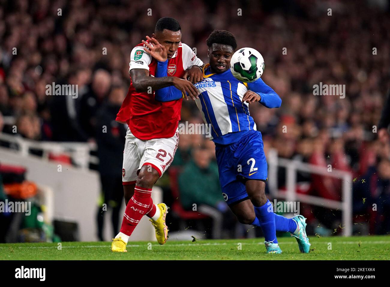 Marquinhos (a sinistra) dell'Arsenal e Tariq Lamptey di Brighton e Hove Albion si battono per la palla durante la partita di terzo turno della Carabao Cup all'Emirates Stadium, Londra. Data immagine: Mercoledì 9 novembre 2022. Foto Stock