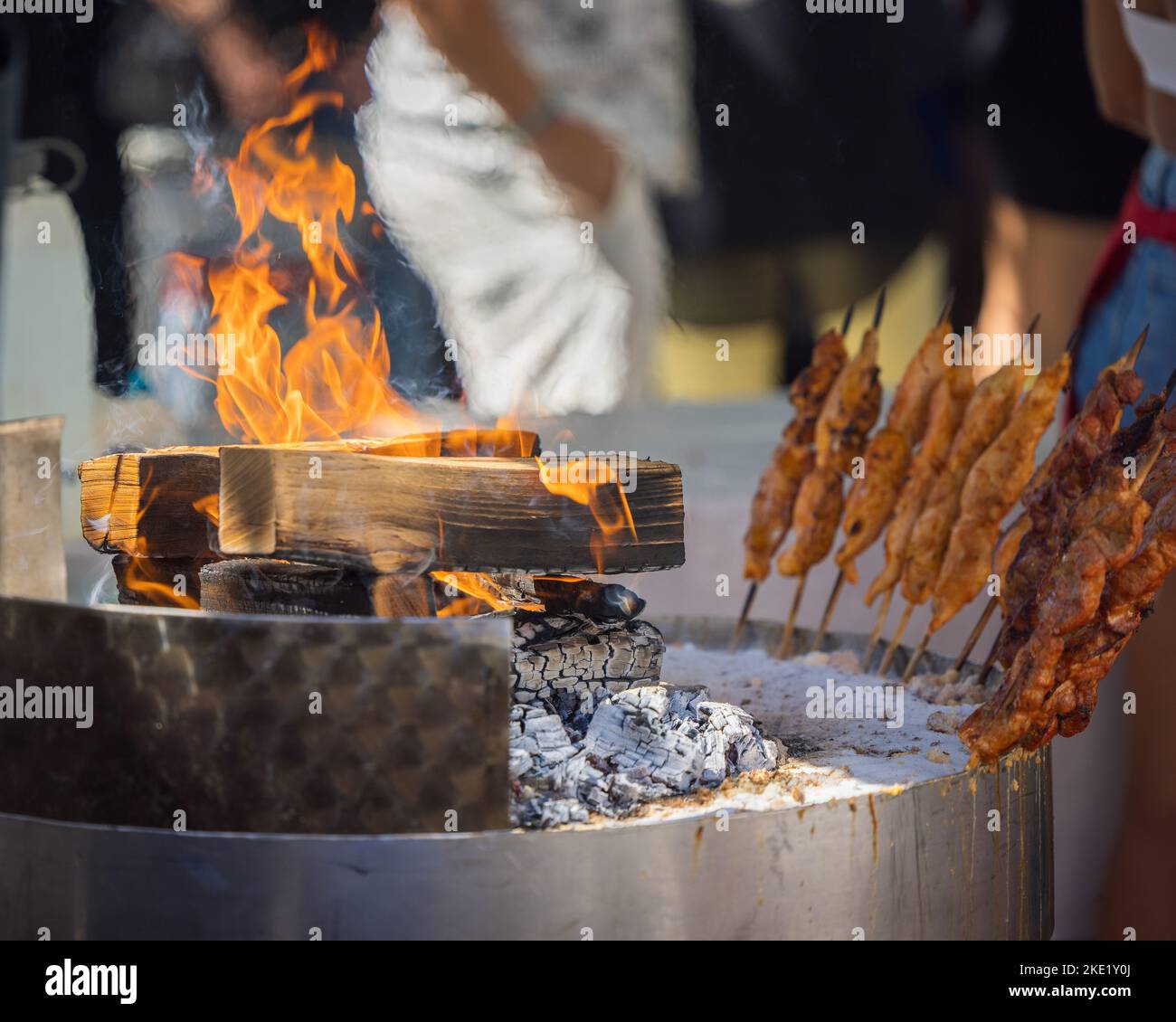 Un primo piano di spiedini di carne alla griglia si avvicina al fuoco Foto Stock