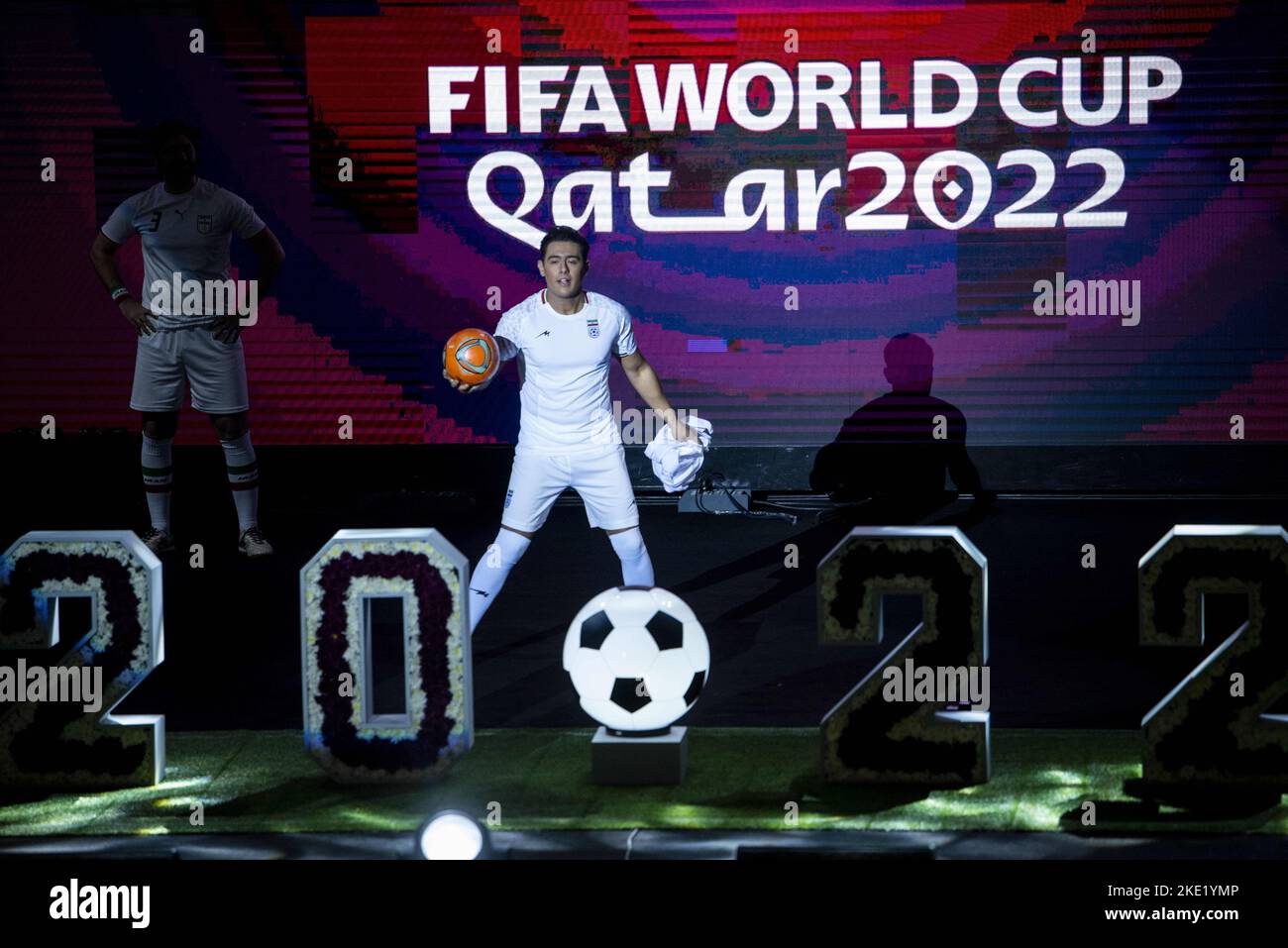 Teheran, Teheran, Iran. 8th Nov 2022. Un modello indossa la nuova divisa della nazionale iraniana di calcio per la prossima Coppa del mondo 2022 in una cerimonia di presentazione a Teheran. L'Iran gioca l'Inghilterra nella sua partita di apertura in Qatar il 21 novembre prima di affrontare anche il Galles e gli Stati Uniti nel Gruppo B. (Credit Image: © Sobhan Farajvan/Pacific Press via ZUMA Press Wire) Foto Stock