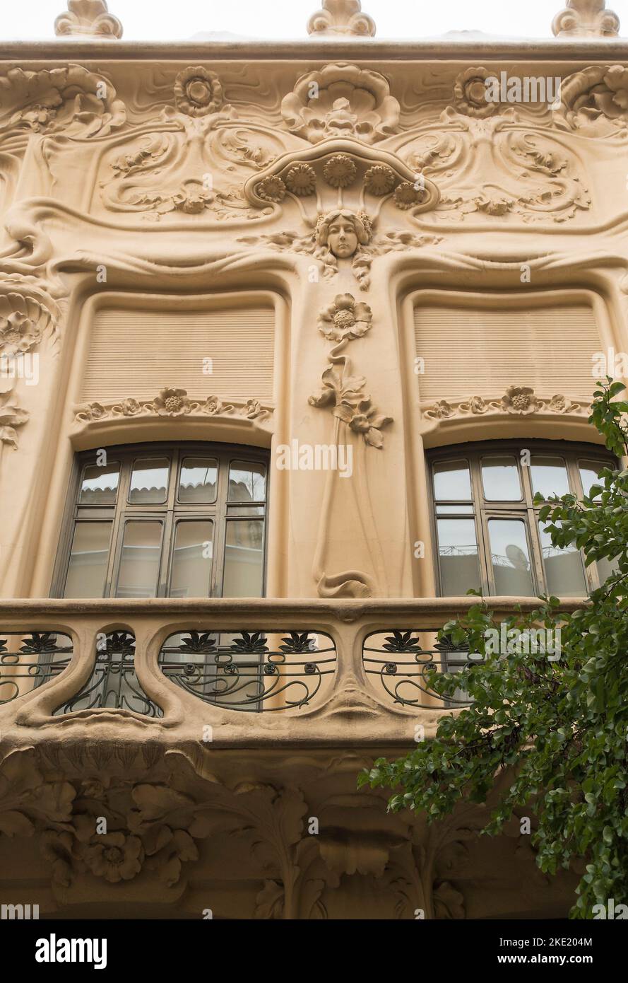 Dettagli architettonici art nouveau su edificio a Madrid, Spagna Foto Stock