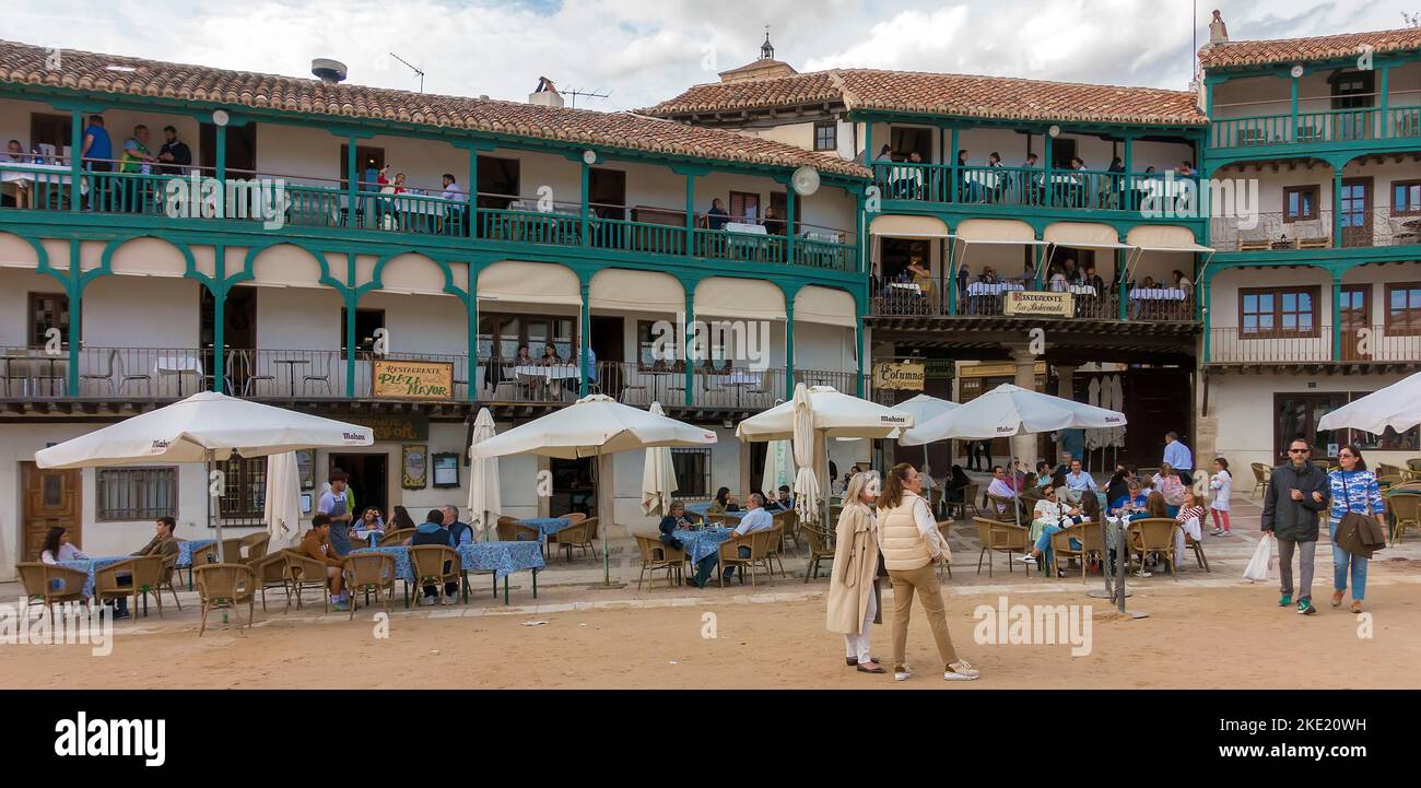 I commensali si siedono ai tavoli sui balconi e si appoggiano intorno alla piazza centrale (che funge da arena) della città spagnola di Chinchon vicino a Madrid, SPAI Foto Stock