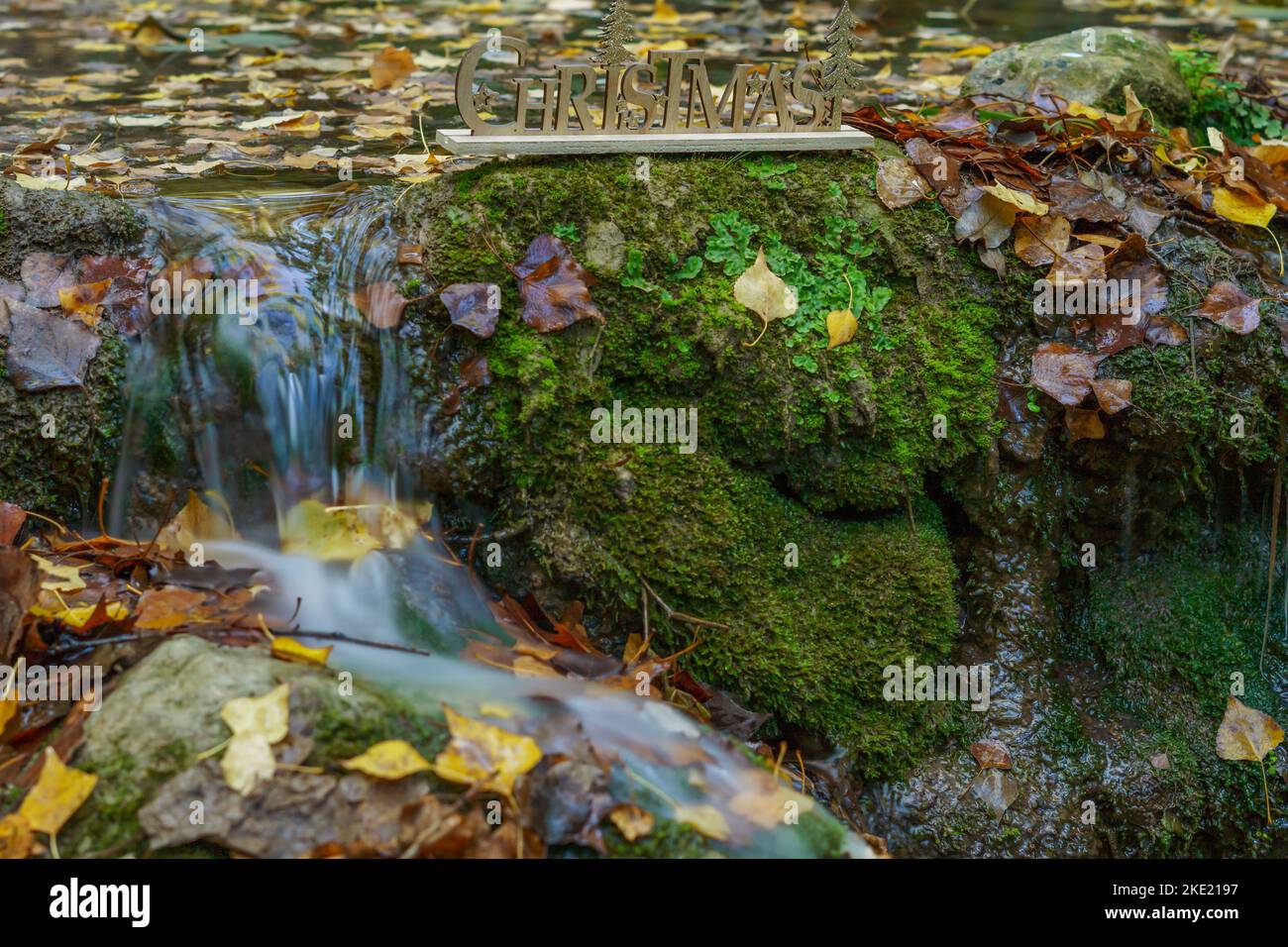 segno di natale su una cascata di un fiume lunga esposizione fotografia, effetto seta Foto Stock