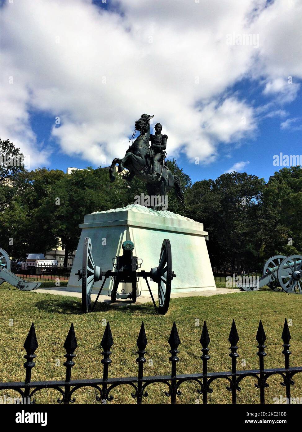 Una statua di Andrew Jackson alla Battaglia di New Orleans occupa il centro di Lafayette Square. Eretta nel 1853. Foto Stock