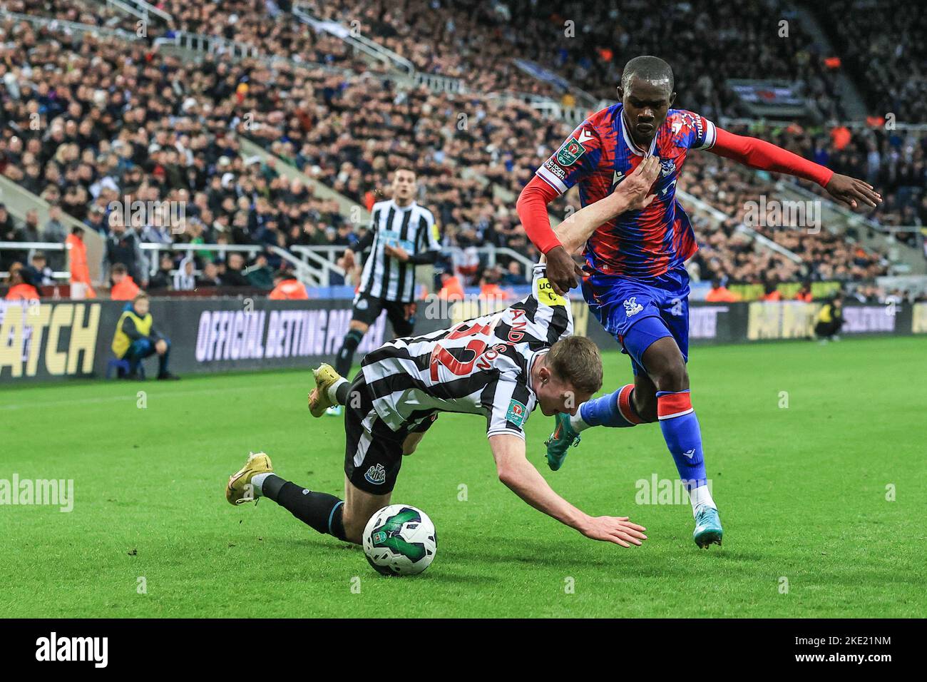 Newcastle, Regno Unito. 09th Nov 2022. L'arbitro Graham Scott sventola un fallo su Elliot Anderson #32 di Newcastle United mentre Tyrick Mitchell #3 di Crystal Palace lo porta giù durante la partita del terzo round della Carabao Cup Newcastle United contro Crystal Palace a St. James's Park, Newcastle, Regno Unito, 9th novembre 2022 (Foto di Mark Cosgrove/News Images) a Newcastle, Regno Unito, il 11/9/2022. (Foto di Mark Cosgrove/News Images/Sipa USA) Credit: Sipa USA/Alamy Live News Foto Stock