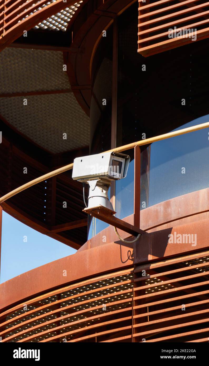 Telecamera di sicurezza CCTV al di fuori dell'Expo edificio edificio expo 92 a siviglia spagna dell'architetto Antonio Vázquez de Castro Foto Stock