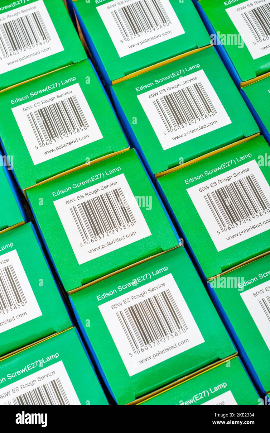 Codice a barre del marchio Polaris E27 / vite Edison 60W lampadina a incandescenza pre-LED a globo tradizionale. E valore nominale di efficienza. Foto Stock