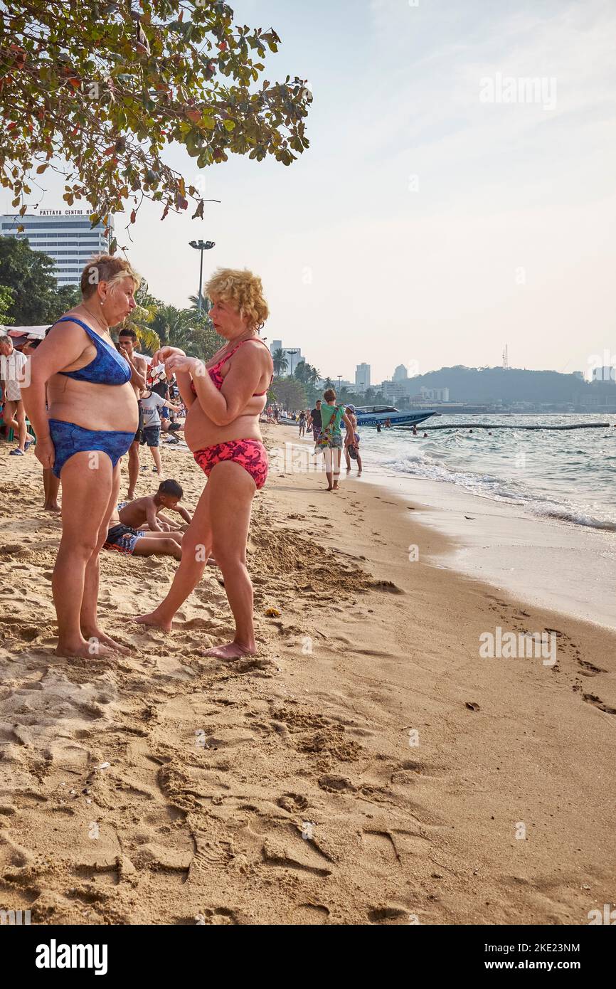 Turisti russi sulla spiaggia a Pattaya Thailandia Foto Stock