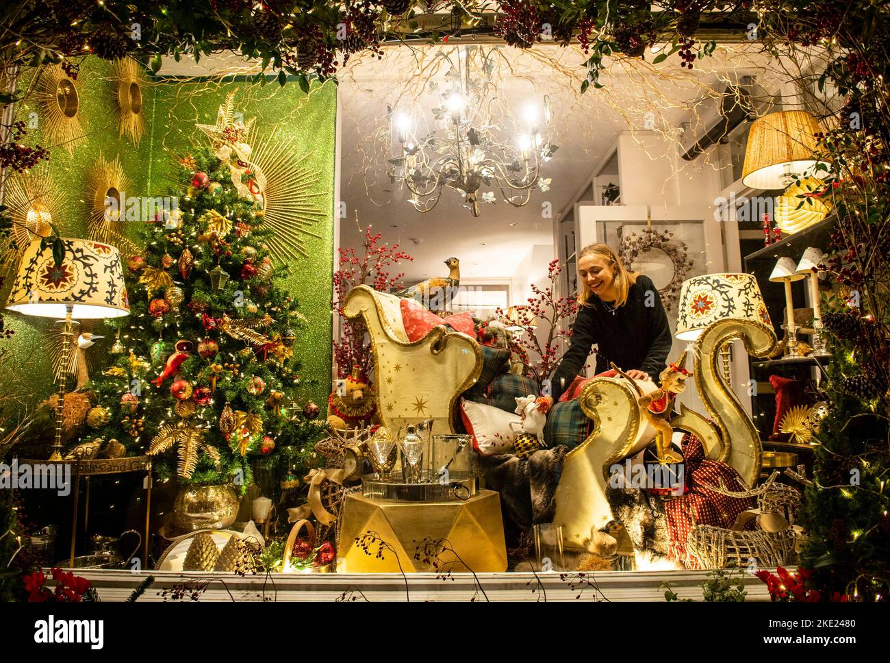 USO EDITORIALE SOLO Un negozio di Belgravia termina la sua vetrina natalizia su Elizabeth Street. Data immagine: Mercoledì 9 novembre 2022. Foto Stock