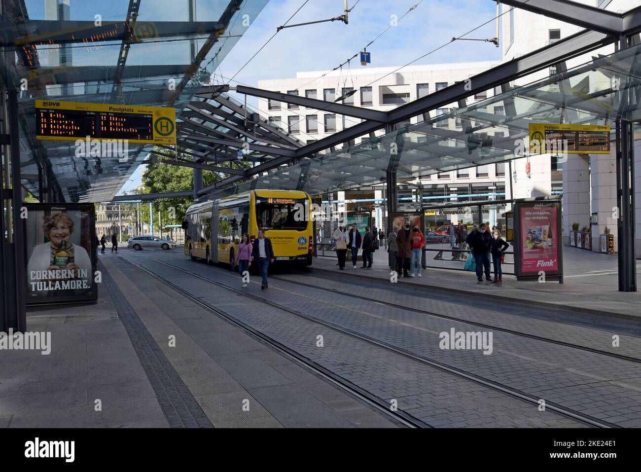 Servizio di autobus comunale di Dresda, gestito da DVB, alla fermata Postplatz dell'autobus e del tram, Dresda, Germania Foto Stock