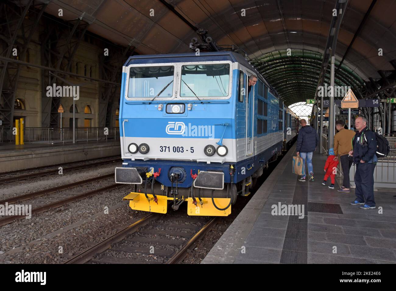 Ferrovia ceca locomotiva di classe 371 con partenza dalla stazione centrale HBF di Dresda con un treno per Praga, settembre 2022 Foto Stock