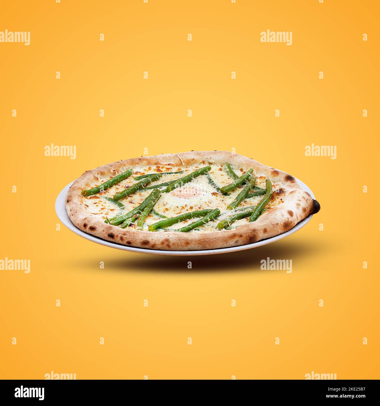 Pizza italiana fatta in casa su sfondo giallo. Foto Stock