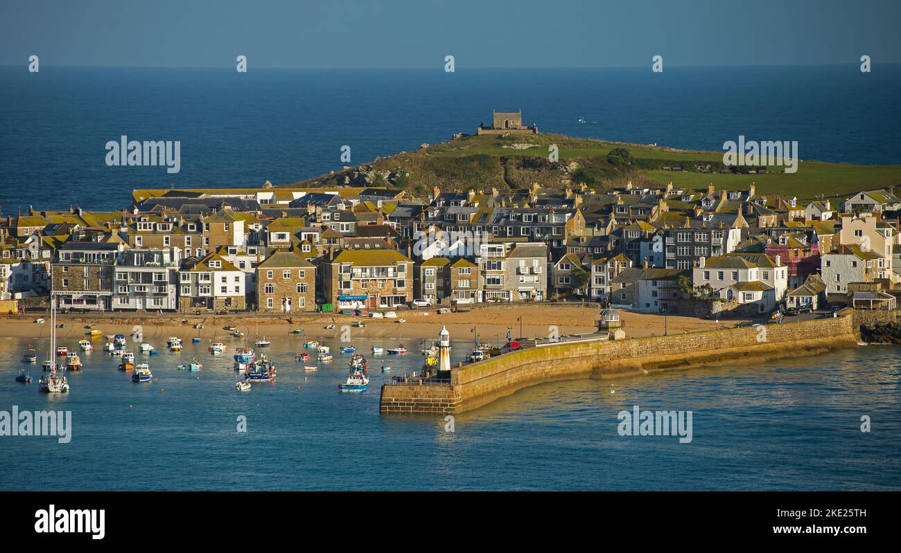 Vista sul porto e sulla splendida città costiera di St Ives Cornwall Foto Stock