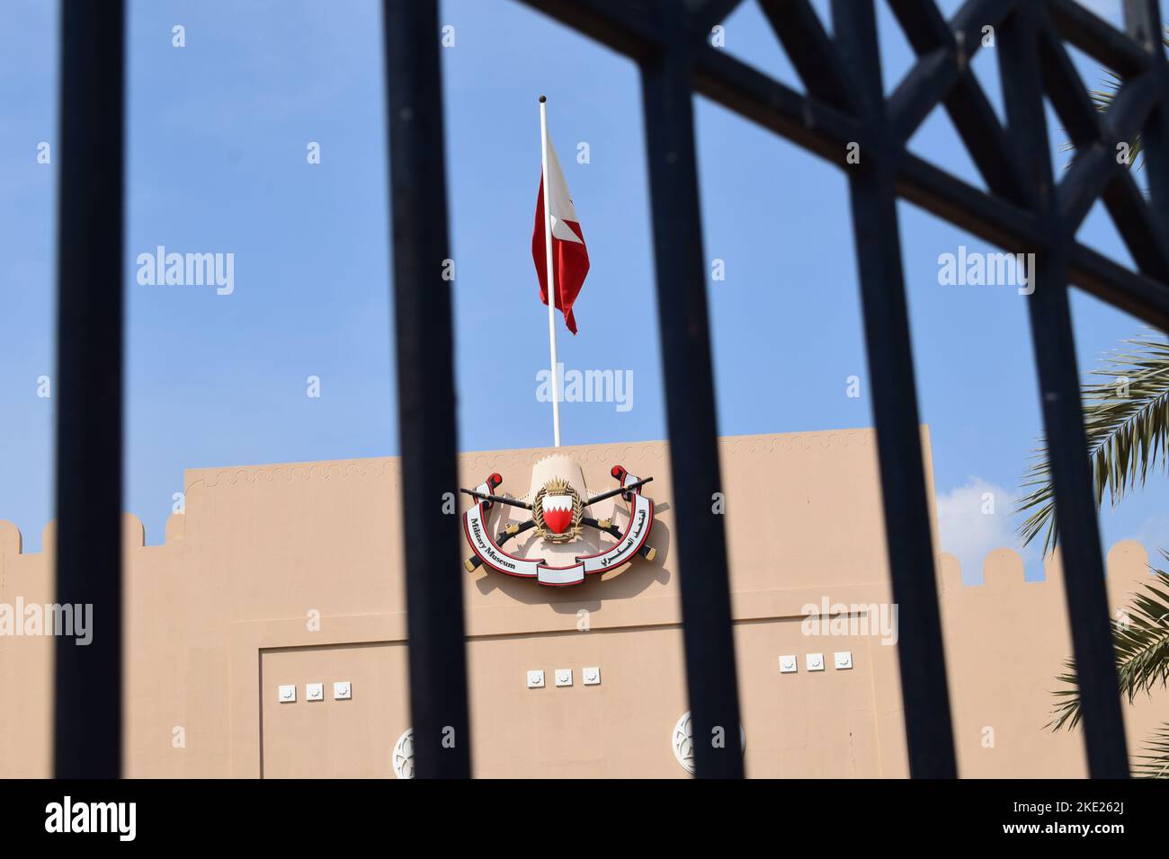 Bandiera nazionale del bahrain sul tetto del museo Foto Stock