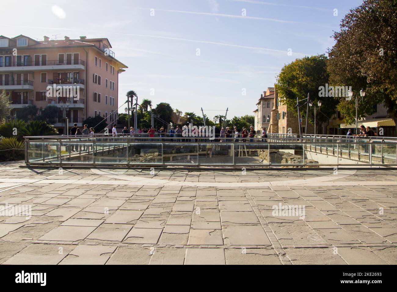 Grado, Italia: Piazza della Corte ribattezzata piazza Vittoria, resti del piano della Basilica della Corte dietro i banisteri Foto Stock