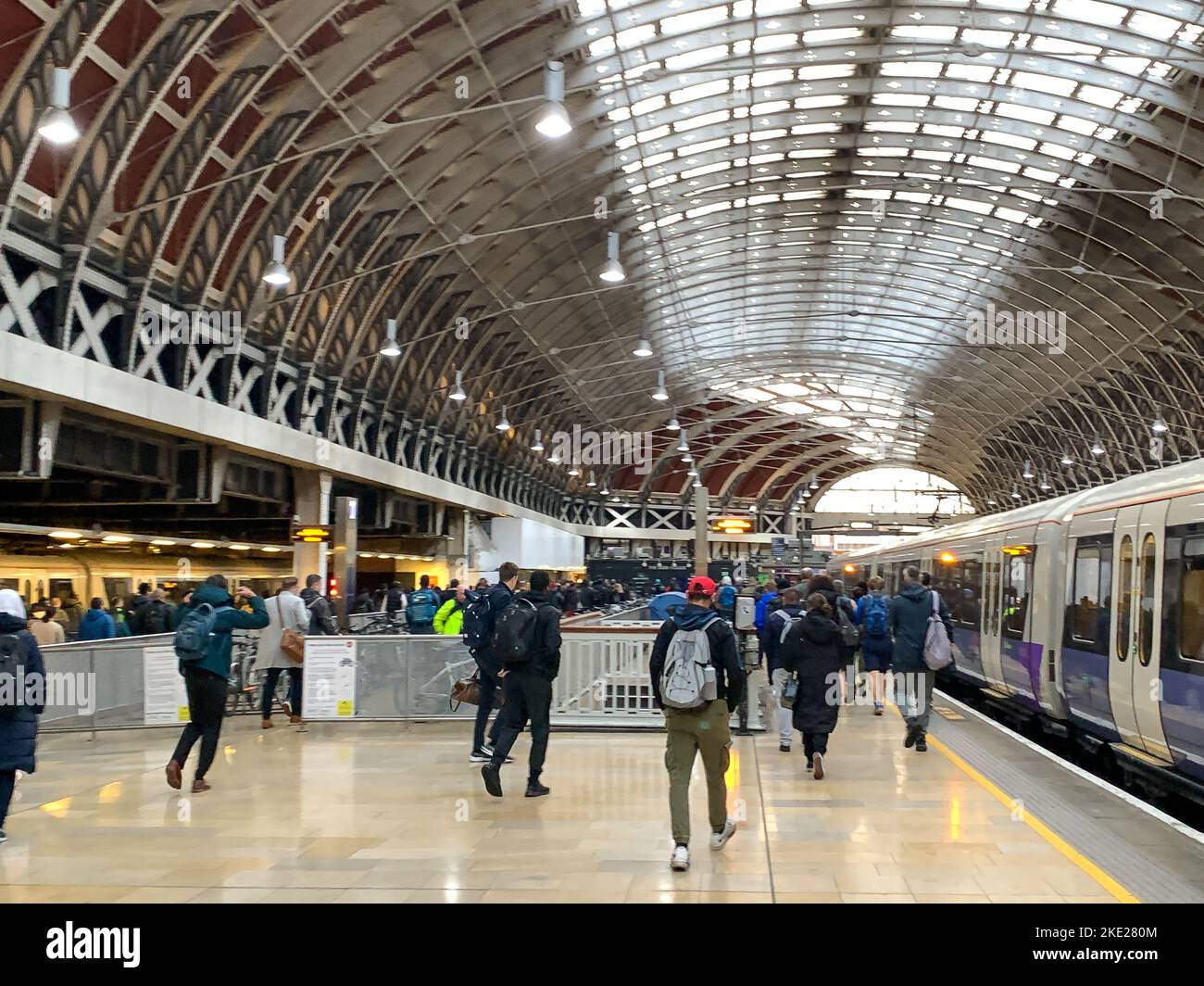 Paddington, Londra, Regno Unito. 8th Novembre 2022. Anche se lo sciopero ferroviario nazionale è stato convocato venerdì scorso, ha ancora causato problemi per i pendolari in quanto, stando a quanto riferito, i treni non erano nelle loro posizioni giuste. I pendolari del servizio Elizabeth Line da Slough hanno dovuto scendere a Paddington a causa di un blocco sulla linea che significava grandi code per i passeggeri sulle piattaforme di Paddington. Credito: Maureen McLean/Alamy Foto Stock