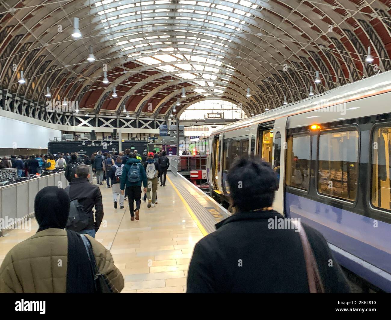 Paddington, Londra, Regno Unito. 8th Novembre 2022. Anche se lo sciopero ferroviario nazionale è stato convocato venerdì scorso, ha ancora causato problemi per i pendolari in quanto, stando a quanto riferito, i treni non erano nelle loro posizioni giuste. I pendolari del servizio Elizabeth Line da Slough hanno dovuto scendere a Paddington a causa di un blocco sulla linea che significava grandi code per i passeggeri sulle piattaforme di Paddington. Credito: Maureen McLean/Alamy Foto Stock