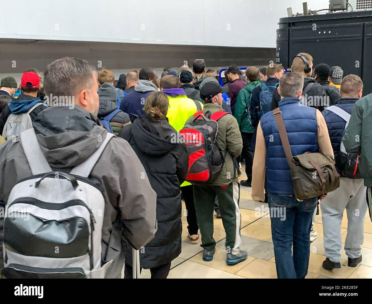 Paddington, Londra, Regno Unito. 8th Novembre 2022. Anche se lo sciopero ferroviario nazionale è stato convocato venerdì scorso, ha ancora causato problemi per i pendolari in quanto, stando a quanto riferito, i treni non erano nelle loro posizioni giuste. I pendolari del servizio Elizabeth Line da Slough hanno dovuto scendere a Paddington a causa di un blocco sulla linea che significava grandi code per i passeggeri sulle piattaforme di Paddington. Credito: Maureen McLean/Alamy Foto Stock