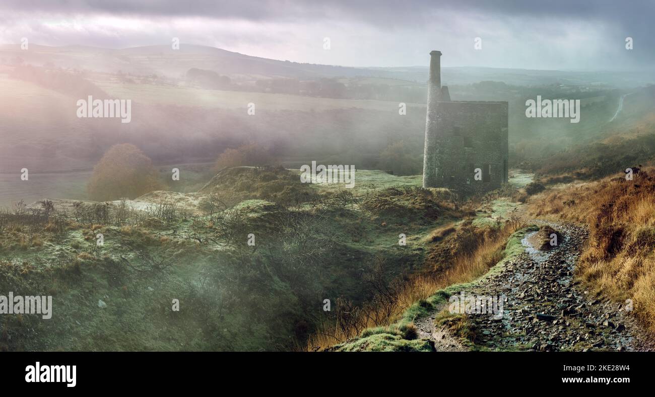 La nebbia del mattino presto si scioglie lentamente mentre il sole si rompe attraverso la nuvola bassa nella valle vicino a Mary Tavy e il sentiero che scende a W Foto Stock