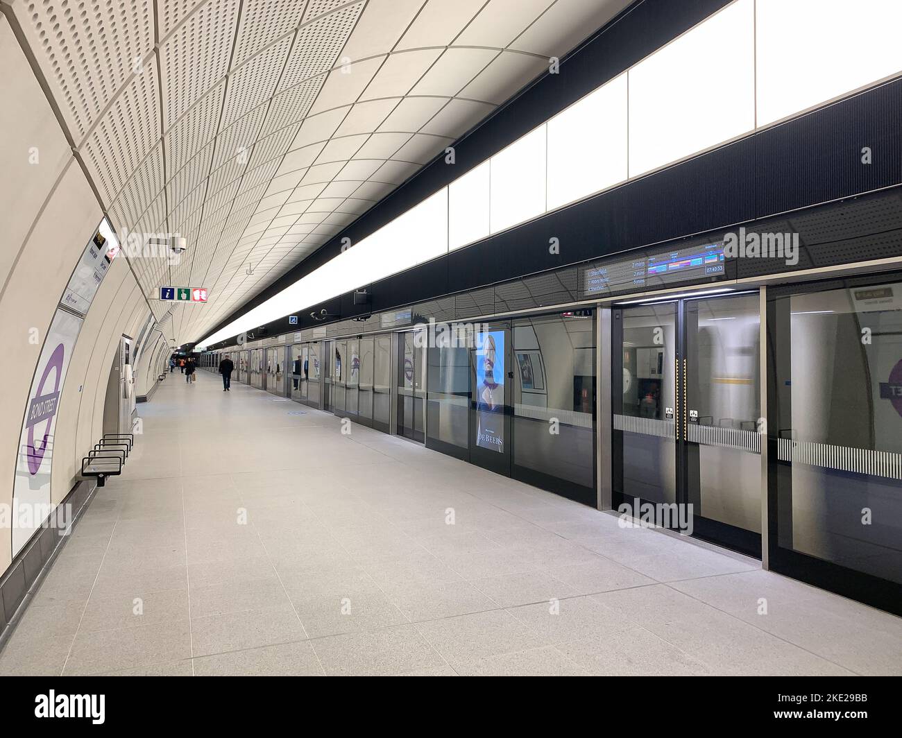 Londra, Regno Unito. 8th Novembre 2022. La nuova stazione Elizabeth Line di Bond Street a Londra, di recente apertura. I treni della Elizabeth Line ora partono da Reading per raggiungere la città e Canary Wharf, il che significa che i pendolari non devono cambiare per prendere la metropolitana e possono semplicemente rimanere su un solo treno. Credito: Maureen McLean/Alamy Foto Stock