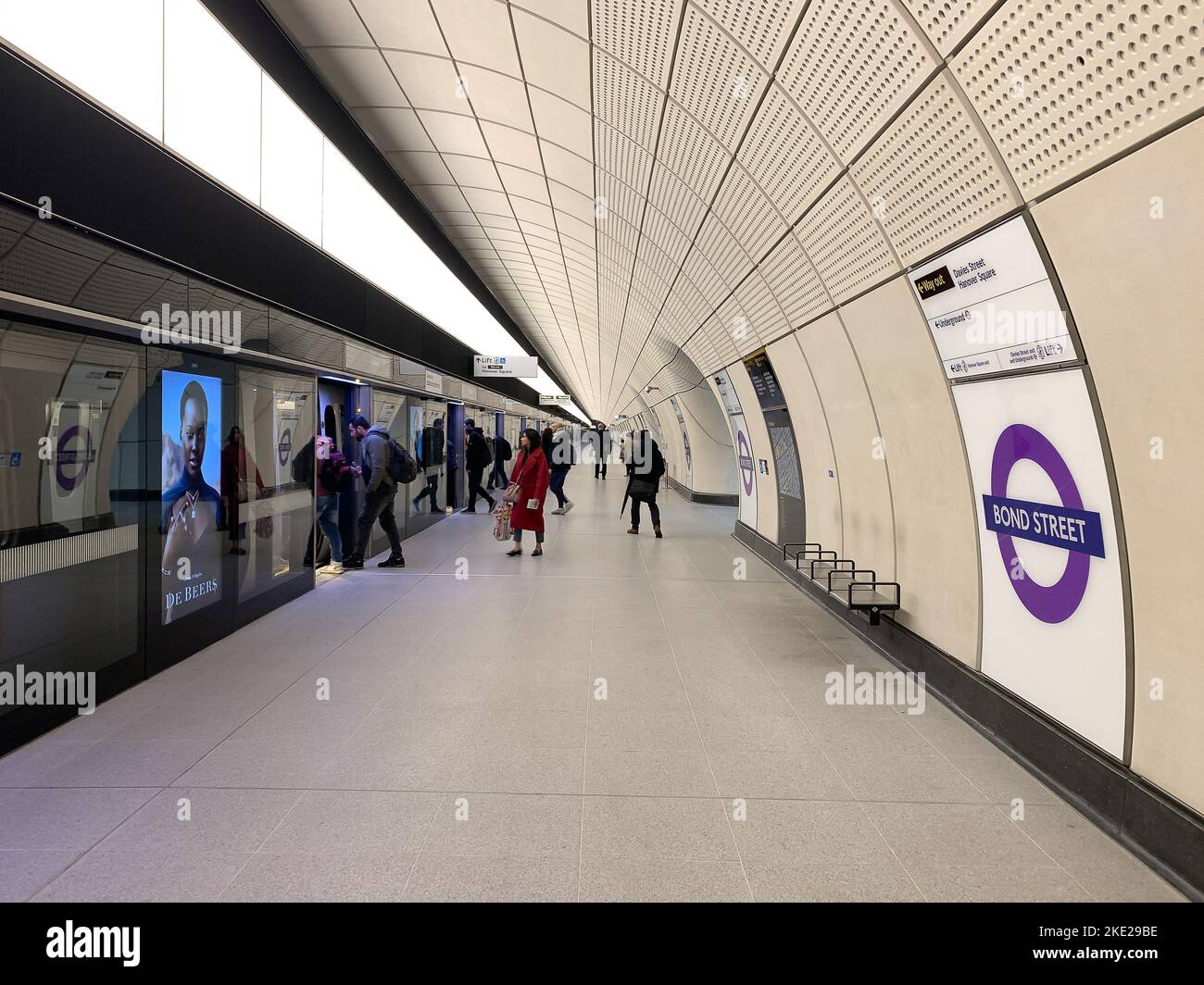 Londra, Regno Unito. 8th Novembre 2022. La nuova stazione Elizabeth Line di Bond Street a Londra, di recente apertura. I treni della Elizabeth Line ora partono da Reading per raggiungere la città e Canary Wharf, il che significa che i pendolari non devono cambiare per prendere la metropolitana e possono semplicemente rimanere su un solo treno. Credito: Maureen McLean/Alamy Foto Stock