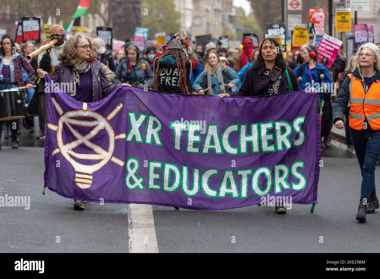 Extinction Rebellion insegnanti & educatori a una protesta a Londra contro le misure di austerità del governo conservatore, che chiede l'elezione generale Foto Stock