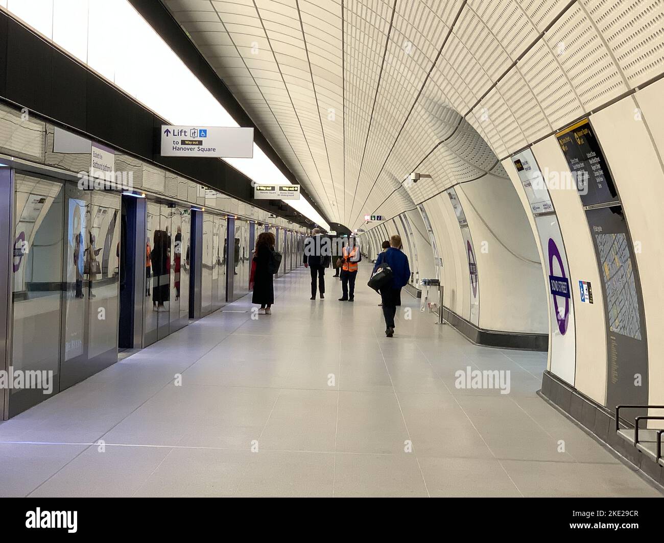 Londra, Regno Unito. 8th Novembre 2022. La nuova stazione Elizabeth Line di Bond Street a Londra, di recente apertura. I treni della Elizabeth Line ora partono da Reading per raggiungere la città e Canary Wharf, il che significa che i pendolari non devono cambiare per prendere la metropolitana e possono semplicemente rimanere su un solo treno. Credito: Maureen McLean/Alamy Foto Stock