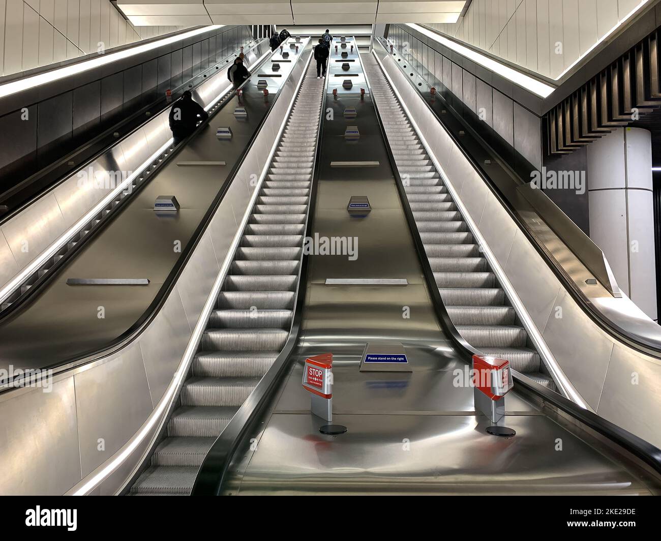 Londra, Regno Unito. 8th Novembre 2022. La nuova stazione Elizabeth Line di Bond Street a Londra, di recente apertura. I treni della Elizabeth Line ora partono da Reading per raggiungere la città e Canary Wharf, il che significa che i pendolari non devono cambiare per prendere la metropolitana e possono semplicemente rimanere su un solo treno. Credito: Maureen McLean/Alamy Foto Stock
