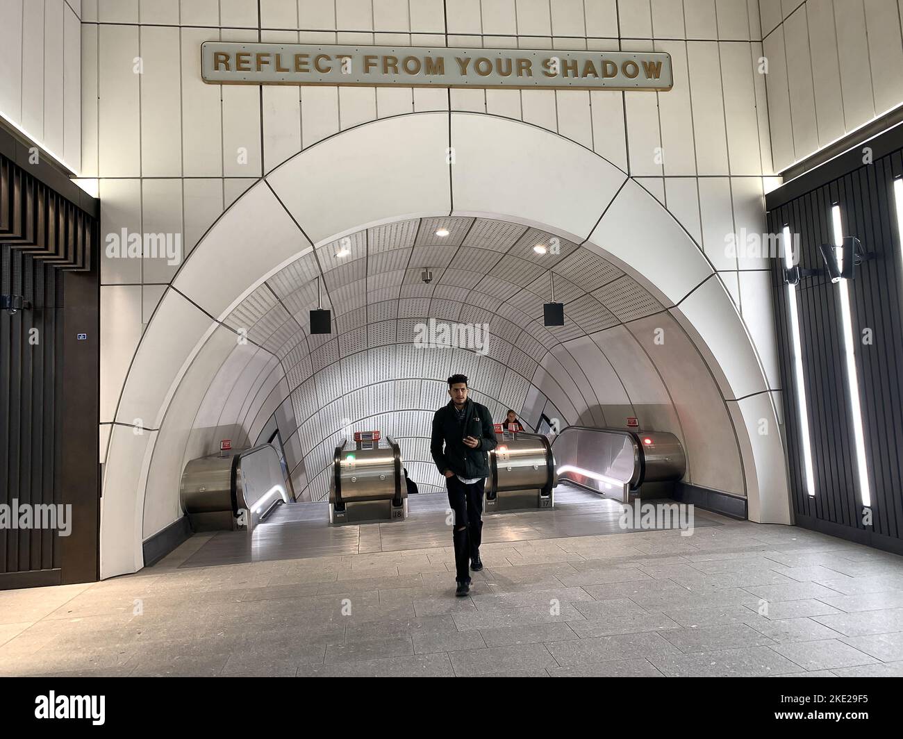Londra, Regno Unito. 8th Novembre 2022. La nuova stazione Elizabeth Line di Bond Street a Londra, di recente apertura. I treni della Elizabeth Line ora partono da Reading per raggiungere la città e Canary Wharf, il che significa che i pendolari non devono cambiare per prendere la metropolitana e possono semplicemente rimanere su un solo treno. Credito: Maureen McLean/Alamy Foto Stock