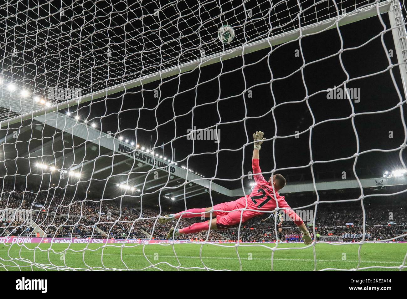 Newcastle, Regno Unito. 09th Nov 2022. Sam Johnstone #21 di Crystal Palace salva Bruno Guimarães #39 della pena di Newcastle United's durante la partita della Carabao Cup Third Round Newcastle United vs Crystal Palace a St. James's Park, Newcastle, Regno Unito, 9th novembre 2022 (Photo by Mark Cosgrove/News Images) a Newcastle, Regno Unito il 11/9/2022. (Foto di Mark Cosgrove/News Images/Sipa USA) Credit: Sipa USA/Alamy Live News Foto Stock