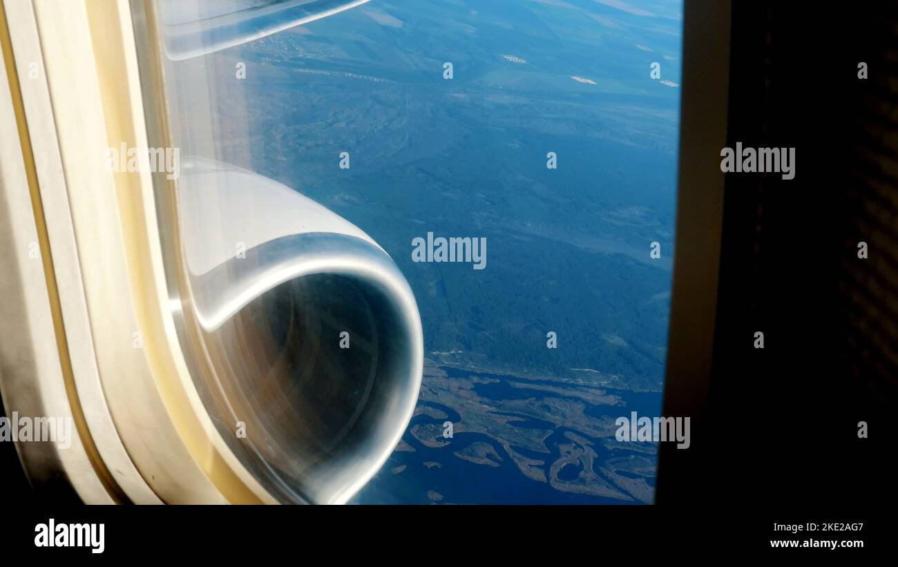 dalla finestra dell'aereo si può vedere la turbina, parte dell'ala dell'aereo, e lo splendido paesaggio, la vista dall'alto. Foto di alta qualità Foto Stock