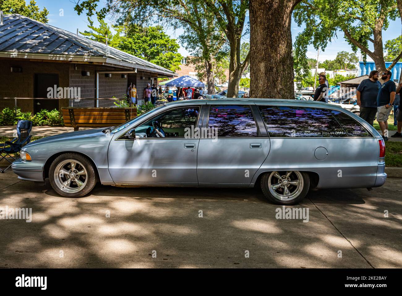 Des Moines, IA - 02 luglio 2022: Vista laterale in prospettiva alta di un vagone della tenuta Chevrolet Caprice del 1995 in una fiera automobilistica locale. Foto Stock