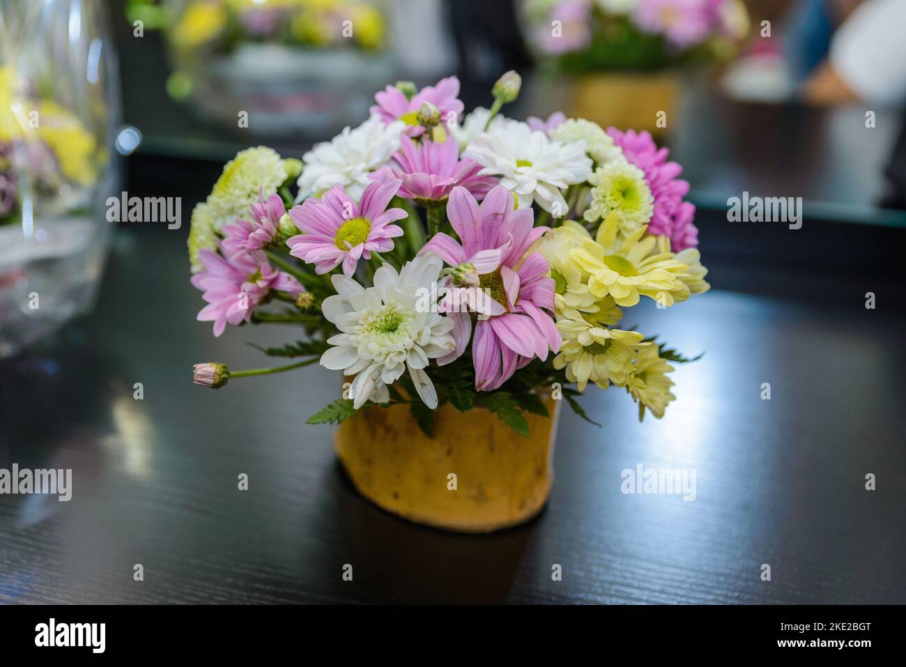 Bouquet di nozze di rose bianche bouquet di nozze della sposa sul prato o sul tavolo Foto Stock