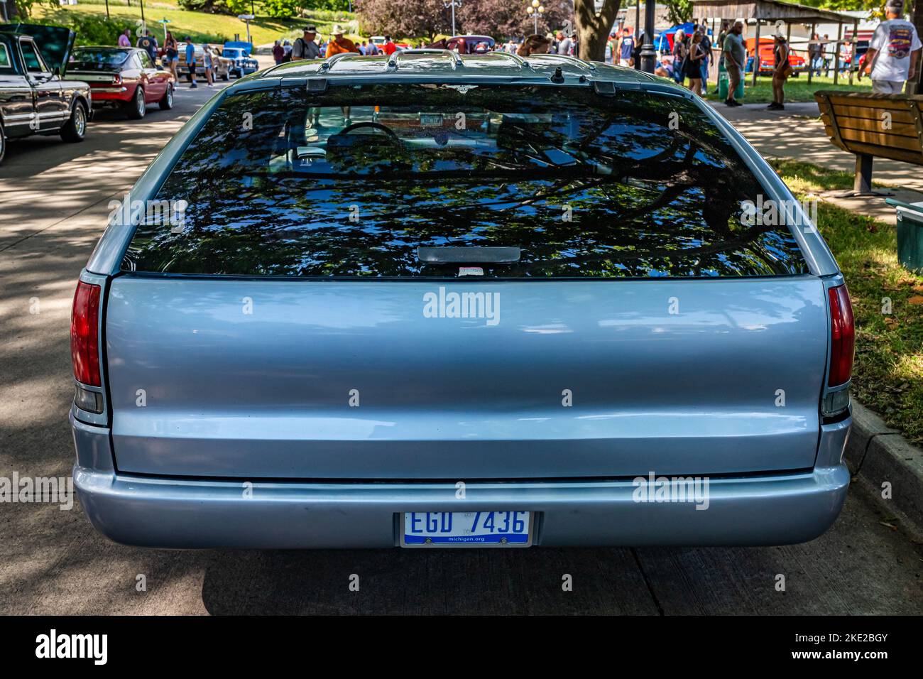Des Moines, IA - 02 luglio 2022: Vista posteriore in prospettiva alta di un vagone della tenuta Chevrolet Caprice del 1995 ad una fiera di automobili locale. Foto Stock