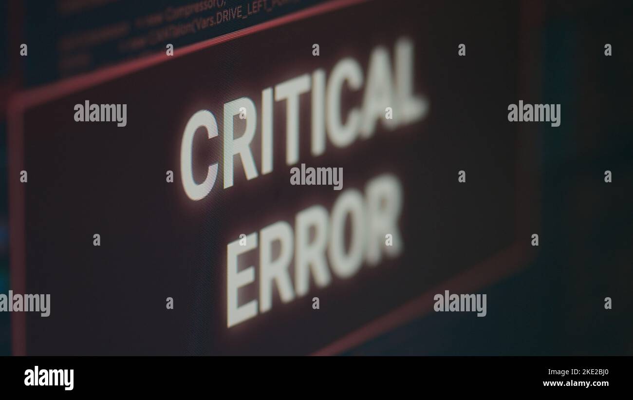 Il computer visualizza un messaggio di errore critico lampeggiante sullo schermo dopo un attacco di cyber crimine e un avviso di pirateria informatica. Display del monitor che mostra il malfunzionamento del computer e la minaccia di errore, crash del sistema. Primo piano. Foto Stock