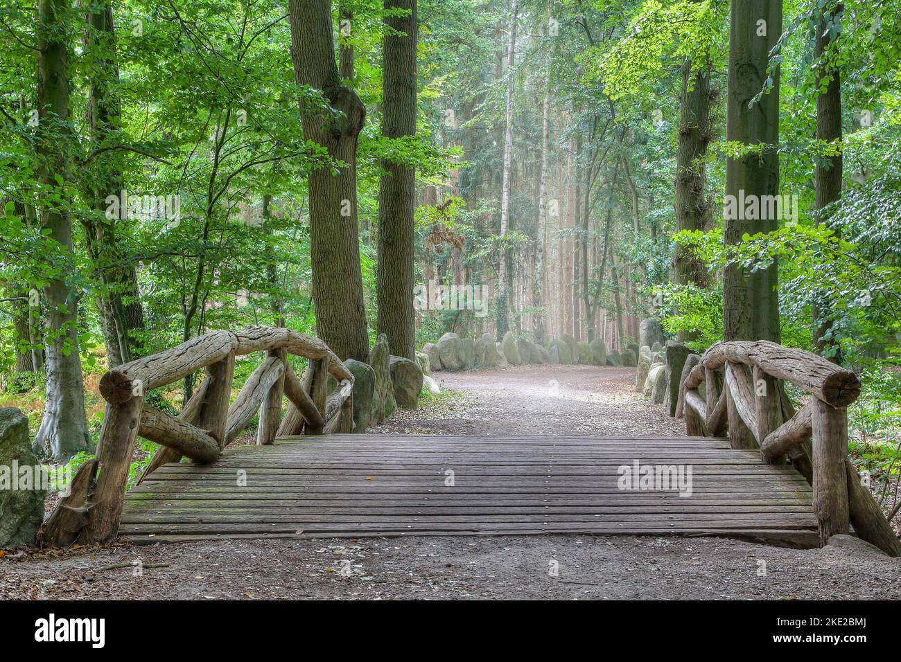 Ponte in legno a Schachsenhain, un ex monumento dei socialisti nazionali. Foto Stock