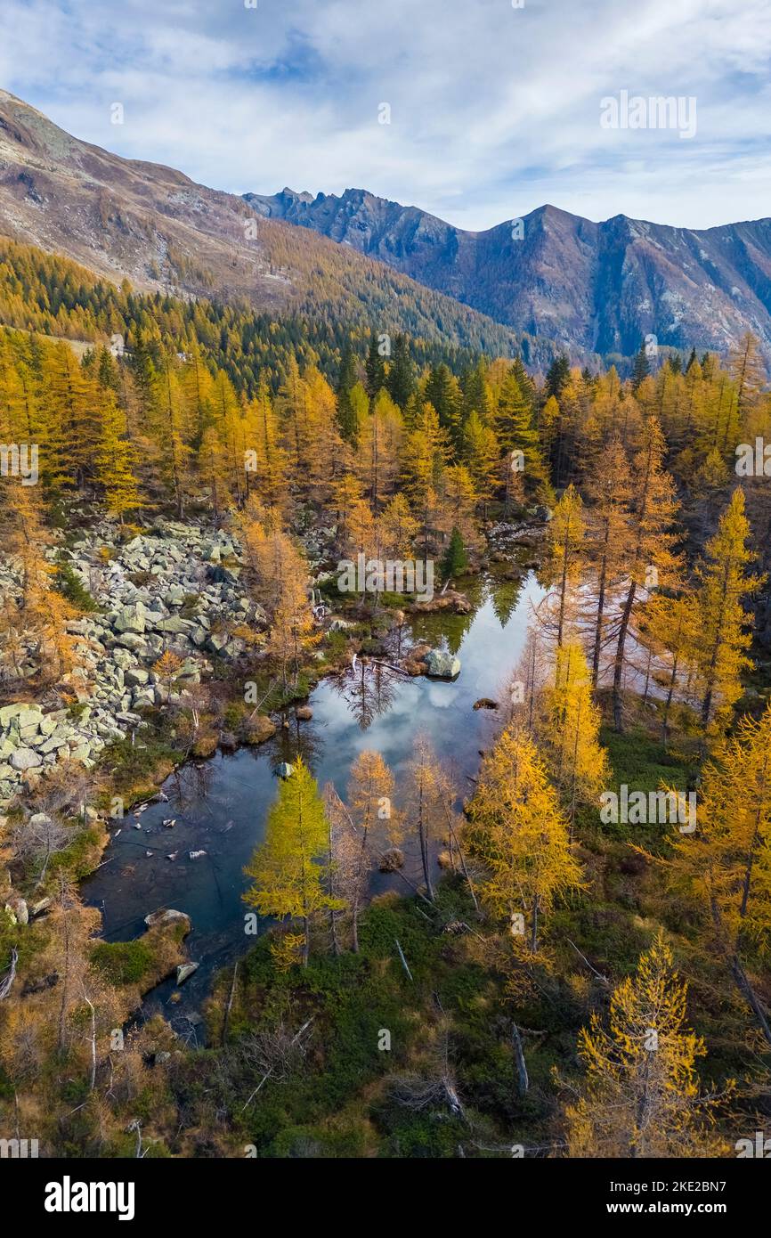 Veduta aerea del Lago di Arza in autunno. Bognanco, Val Bognanco, Piemonte, Italia. Foto Stock