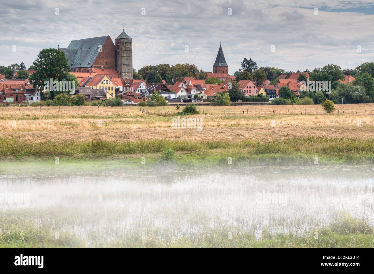 La piccola città di Verden si trova in un idillio panoramico direttamente sul fiume aller. La cattedrale, simbolo della città, sorge sopra le case. Foto Stock