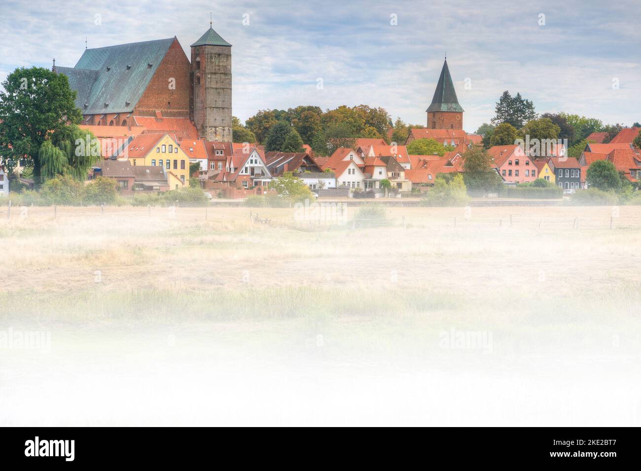 La mattina di settembre, la città di Verden si sveglia in un idillio panoramico direttamente sull'aller. Foto Stock