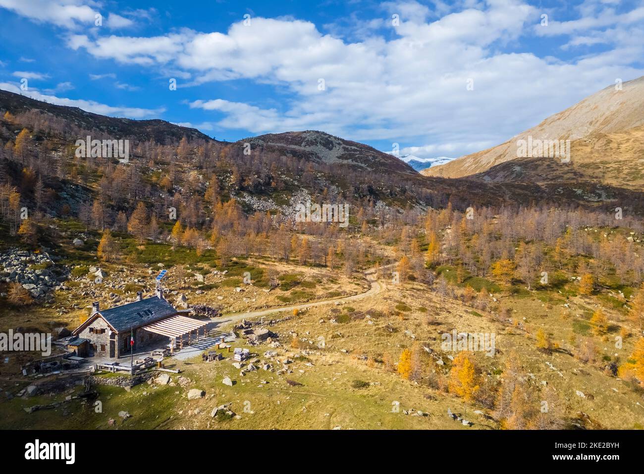 Veduta aerea del rifugio Gattascosa nei pressi del passo di Monscera in autunno. Bognanco, Val Bognanco, Piemonte, Italia. Foto Stock