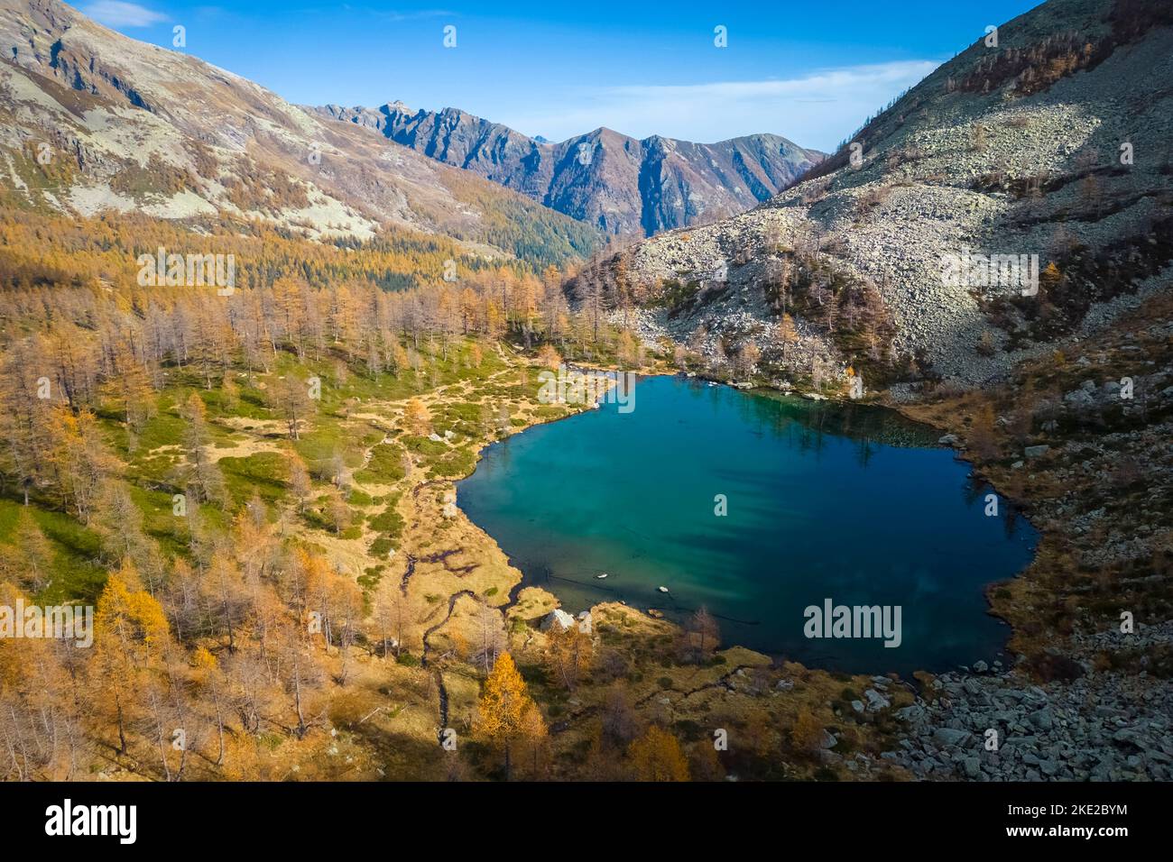 Veduta aerea del lago di Ragozza in autunno. Bognanco, Val Bognanco, Piemonte, Italia. Foto Stock