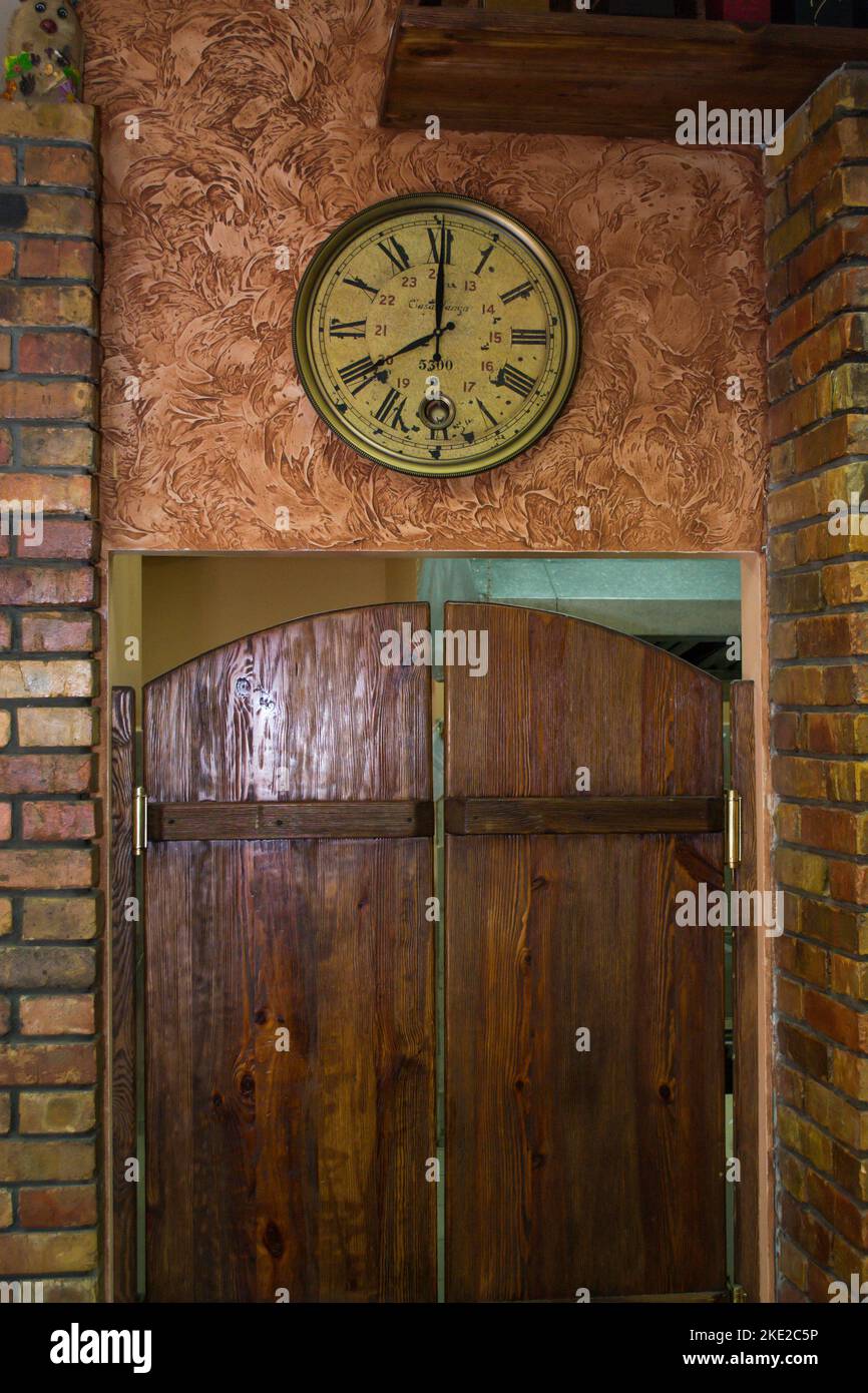 tempo sul barografo d'epoca sul muro Foto Stock