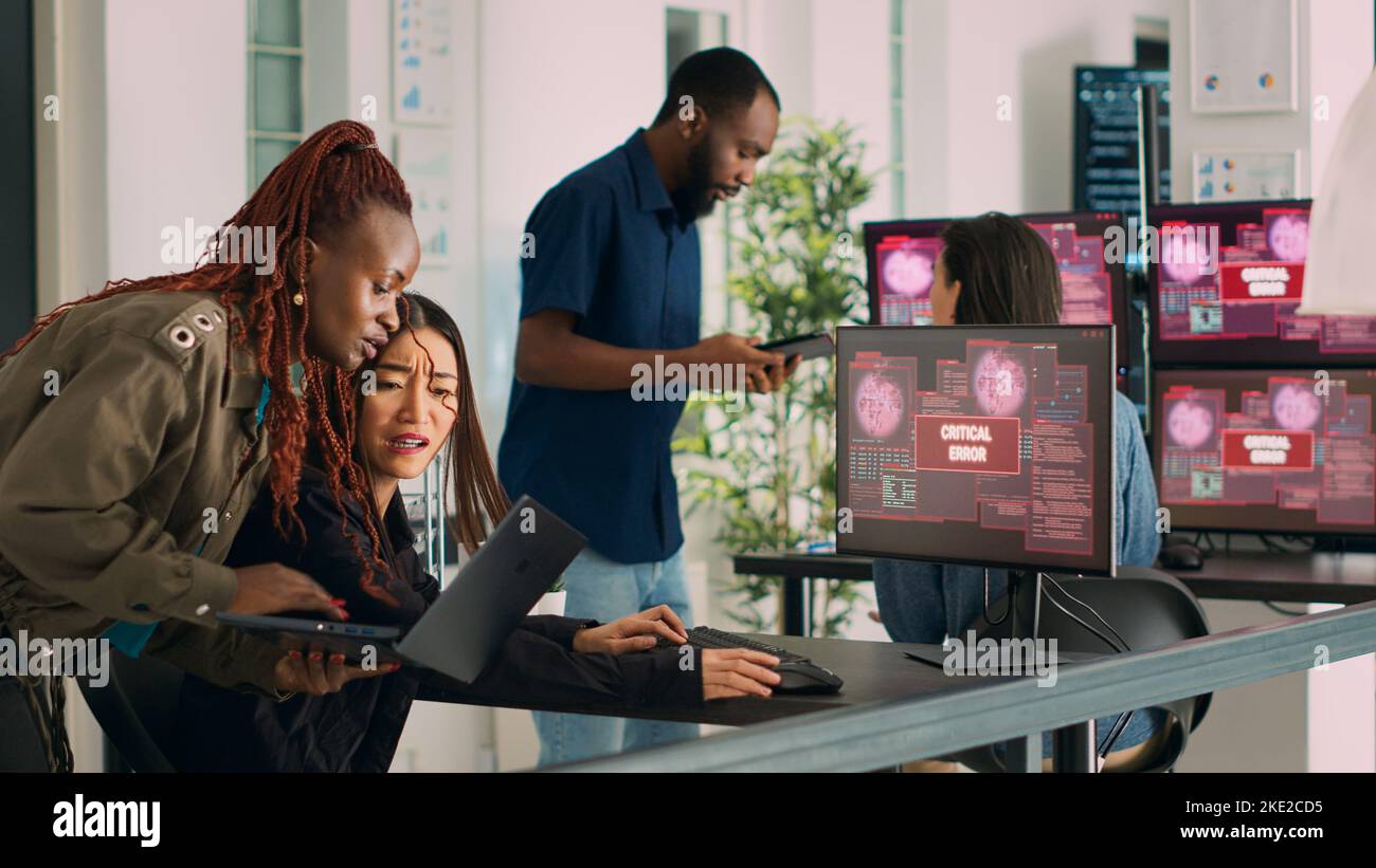 Diversi gruppi di ingegneri che hanno violato il computer e crash del sistema su più monitor, leggendo il messaggio di errore critico lampeggiante sullo schermo. Avviso di violazione della sicurezza e avviso di pirateria informatica. Scatto manuale. Foto Stock