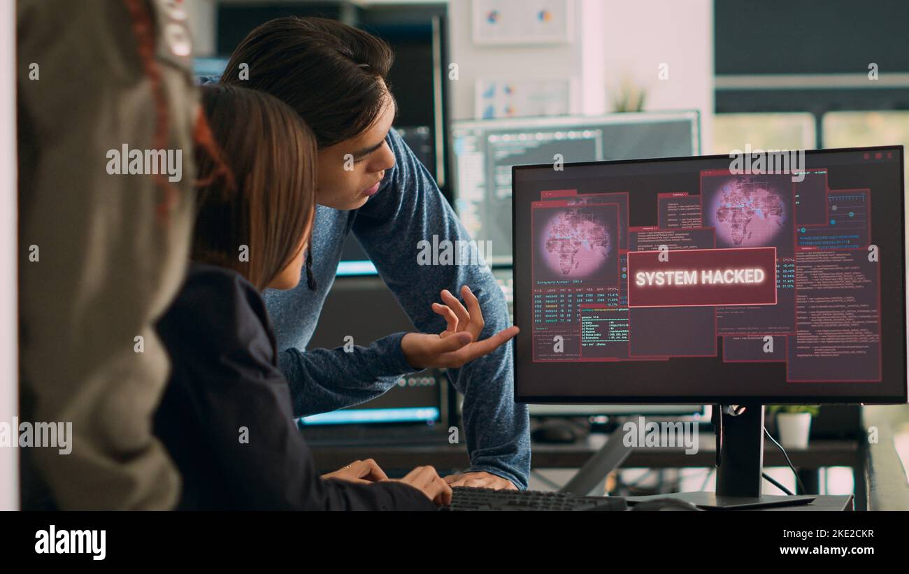 Programma software asiatico con problema di crash del sistema hacking con avviso di violazione della sicurezza, scrivendo codice su più schermate. Visualizzazione di un messaggio di errore critico e violazione del server pc. Scatto manuale. Foto Stock