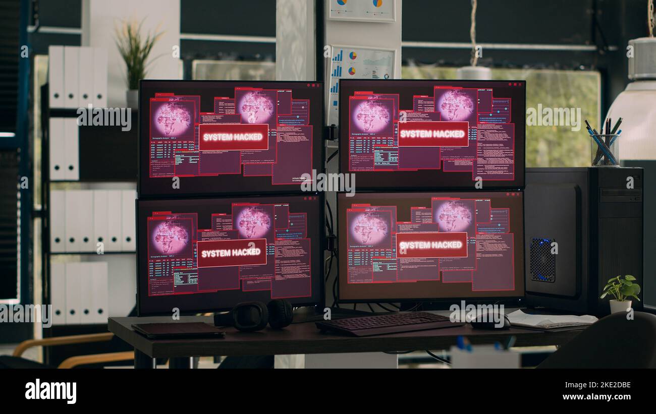 Ufficio dell'agenzia vuoto con più monitor che mostrano crash del sistema, messaggio di errore sullo schermo. I computer che visualizzano un messaggio di errore critico lampeggiante e un avviso di attacco hacking, malware. Foto Stock