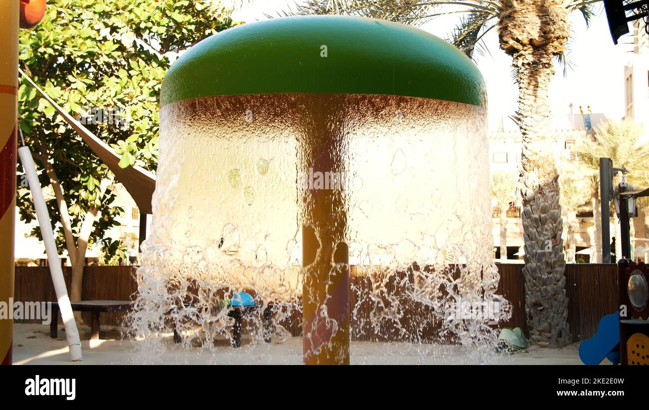 parco giochi vicino alla piscina, con fontane. Cascata da una fontana a cascata. Foto di alta qualità Foto Stock