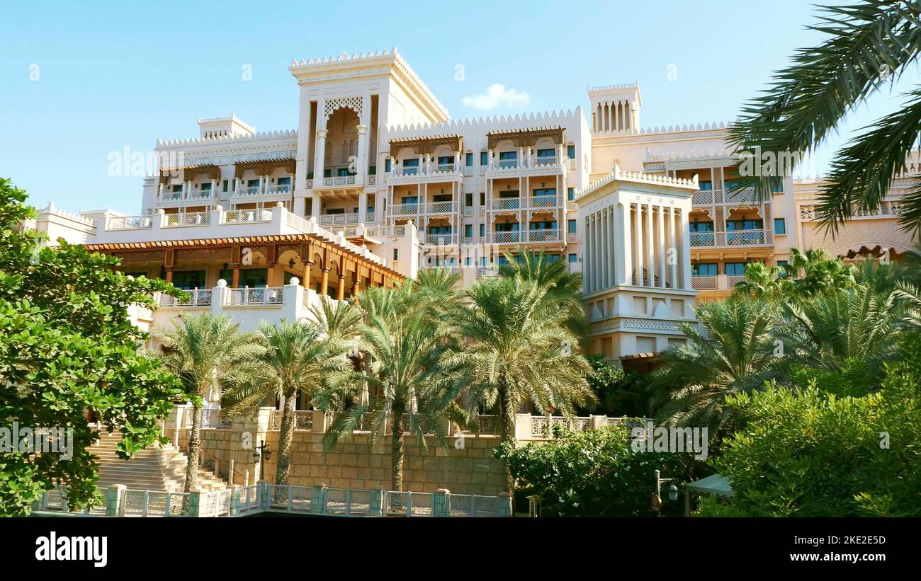 DUBAI, EMIRATI ARABI UNITI, Emirati Arabi Uniti, Emirati Arabi Uniti - 20 NOVEMBRE 2017: Vista del lussuoso hotel 5 stelle Jumeirah al Qasr Madinat, il più grande resort in emirato con i propri canali artificiali. Foto di alta qualità Foto Stock