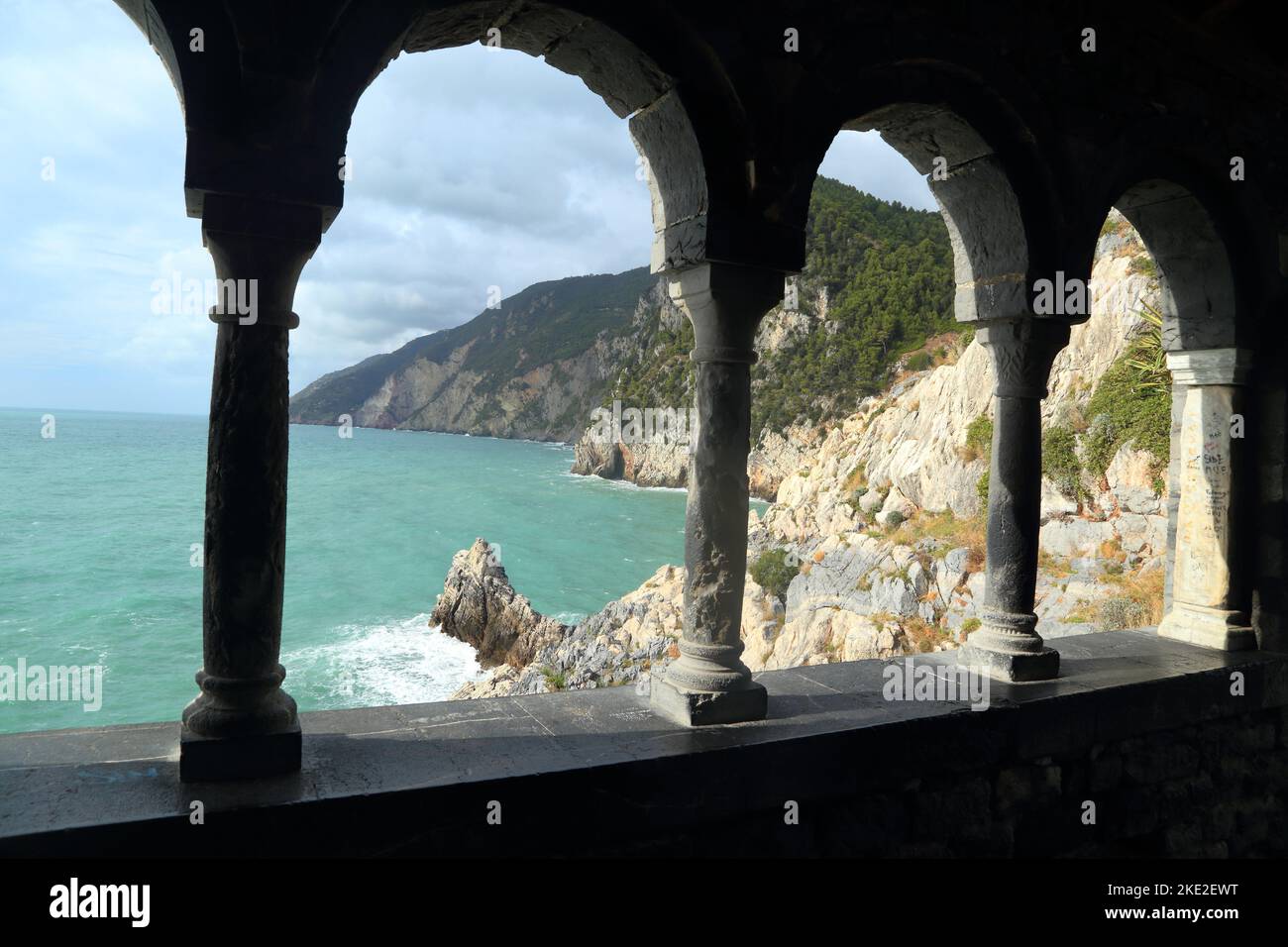 Loggia romanica della Chiesa di San Pietro (Chiesa di San Pietro), Porto Venere (Portovenere), Italia Foto Stock