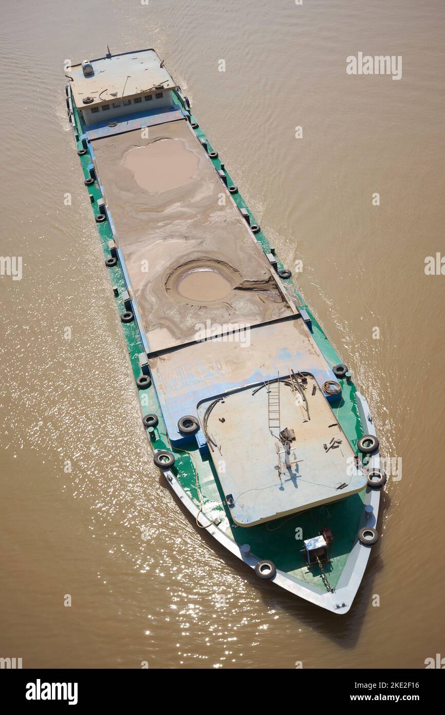 Sand Barge sul fiume Tonle SAP Phnom Penh Cambogia Foto Stock